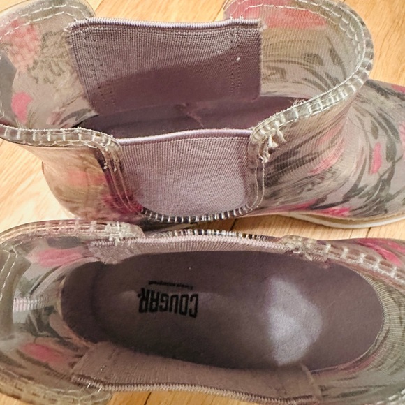 Cougar Kensington waterproof Chelsea boot.
Size 6 used - Picture 9 of 10